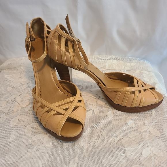 Very loved Gianni Bini Neutral high heel - Picture 3 of 7